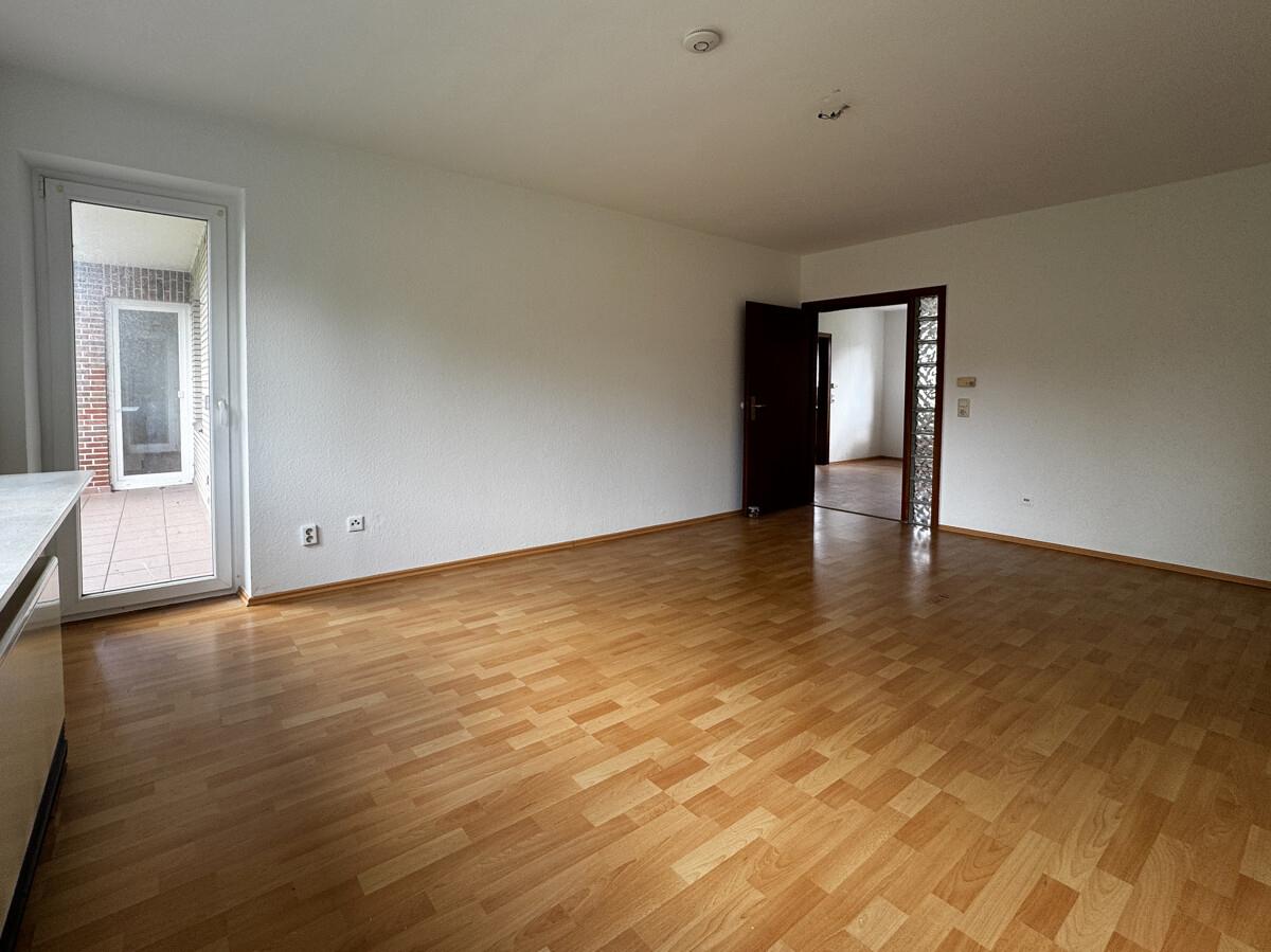 Wohnbereich mit Zugang zum Balkon