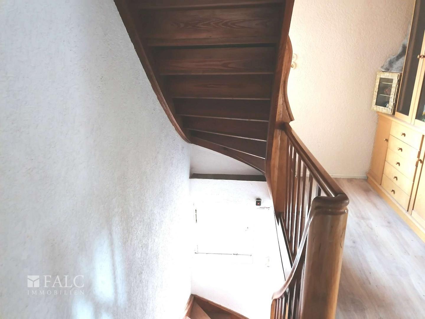  Treppenhaus-zu den Zimmern 
