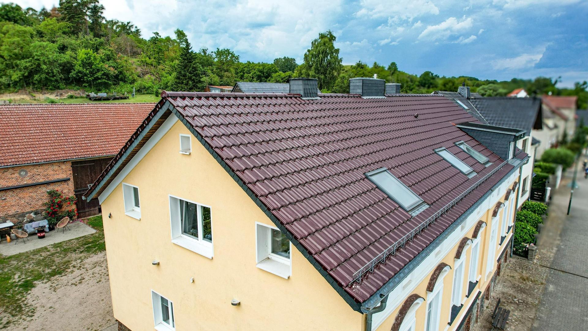 Giebel und Dach Hauptgebäude