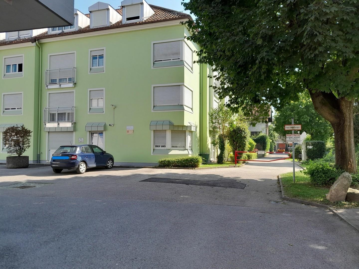 Stellplätze vorm Haus