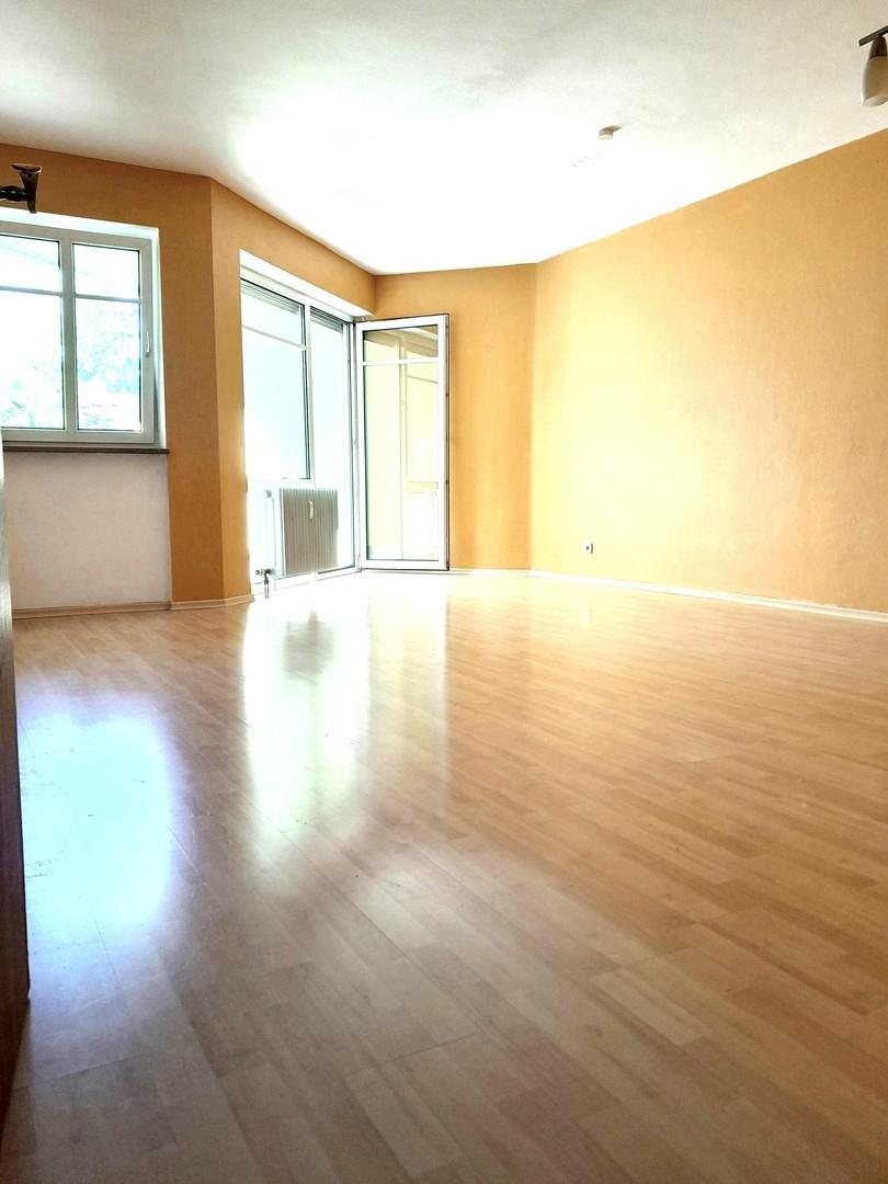 Wohnzimmer mit Balkontüre