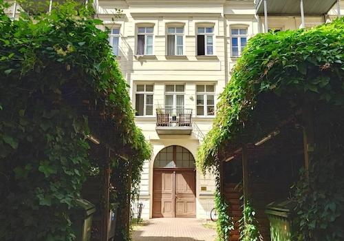 Hausansicht Hinterhaus u. Gartenbereich 