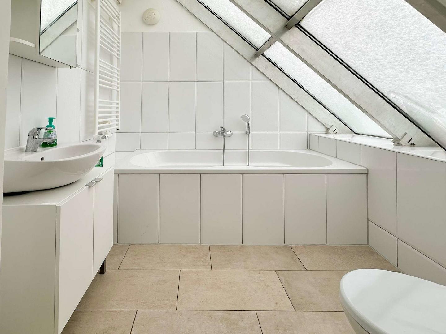 Helles Badezimmer