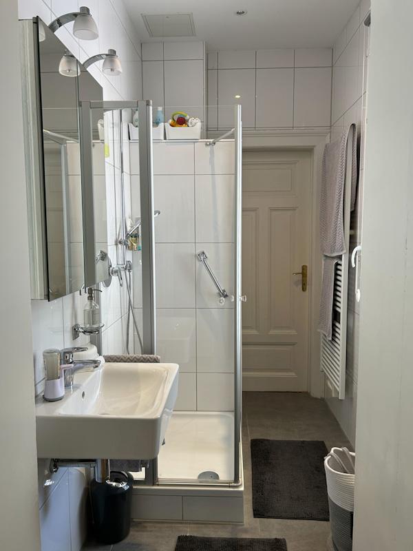 modernes TL Bad mit Dusche