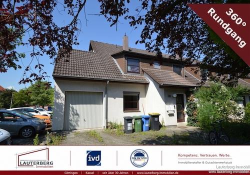 Außenansicht mit Garage