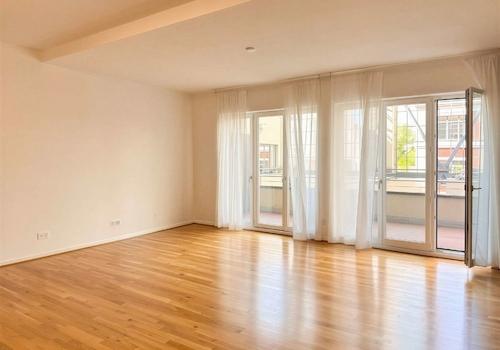 Wohnzimmer mit Balkonzugang