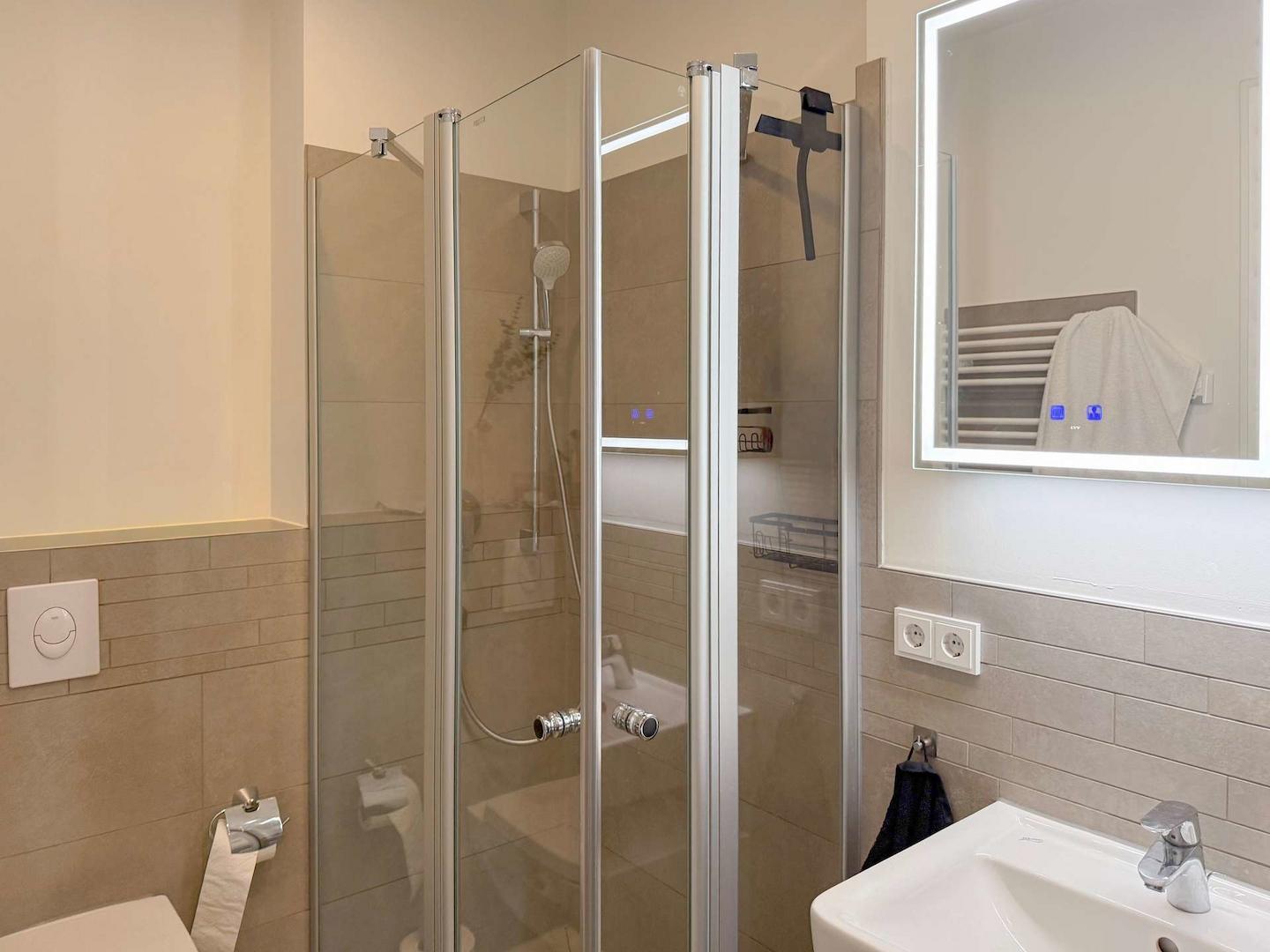 Mit Wanne und Dusche