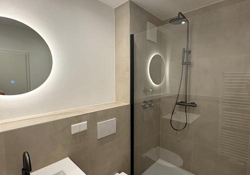 Modernes Duschbad