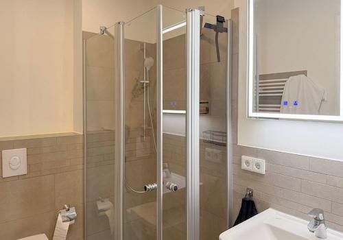 Mit Wanne und Dusche