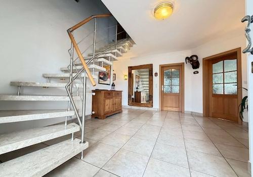 Diele mit Marmortreppe