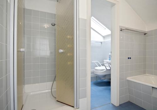 OG - Angeknüpftes Badezimmer mit Dusche...