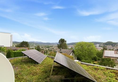 ...und Zugang auf die kleine Dachterrasse mit Solarpaneelen