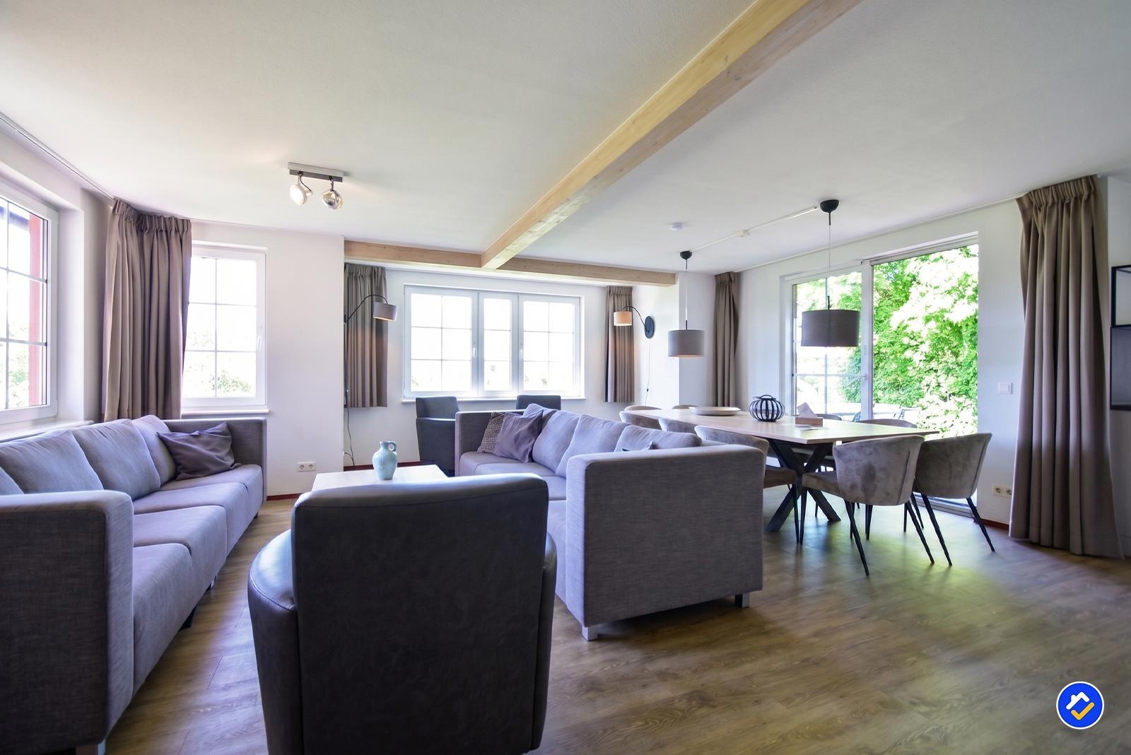kaufen-freistehendes-ferienhaus-cochem-grosszuegiges-wohnzimmer-living-lichtdurchflutet-recreatieadviseurs-vakantiehuistekoop-nl.jpg