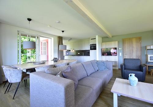 kaufen-freistehendes-ferienhaus-cochem-wohnzimmer-komfort-und-ambiente-recreatieadviseurs-vakantiehuistekoop-nl.jpg