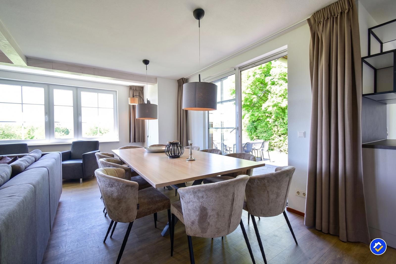 kaufen-freistehendes-ferienhaus-cochem-essbereich-wohnzimmer-terrasse-recreatieadviseurs-vakantiehuistekoop-nl.jpg
