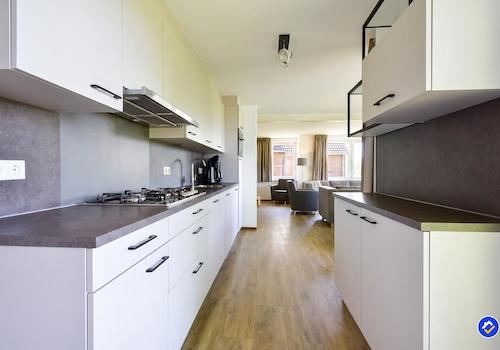 kaufen-freistehendes-ferienhaus-cochem-offene-kueche-durchblick-wohnzimmer-recreatieadviseurs-vakantiehuistekoop-nl.jpg