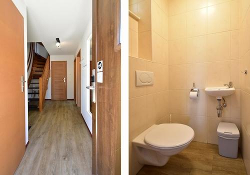 kaufen-freistehendes-ferienhaus-cochem-flur-und-gaeste-wc-eingang-recreatieadviseurs-vakantiehuistekoop-nl.jpg