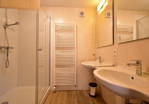 kaufen-freistehendes-ferienhaus-cochem-badezimmer-doppelwaschbecken-und-dusche-recreatieadviseur-vakantiehuistekoop-nl.jpg