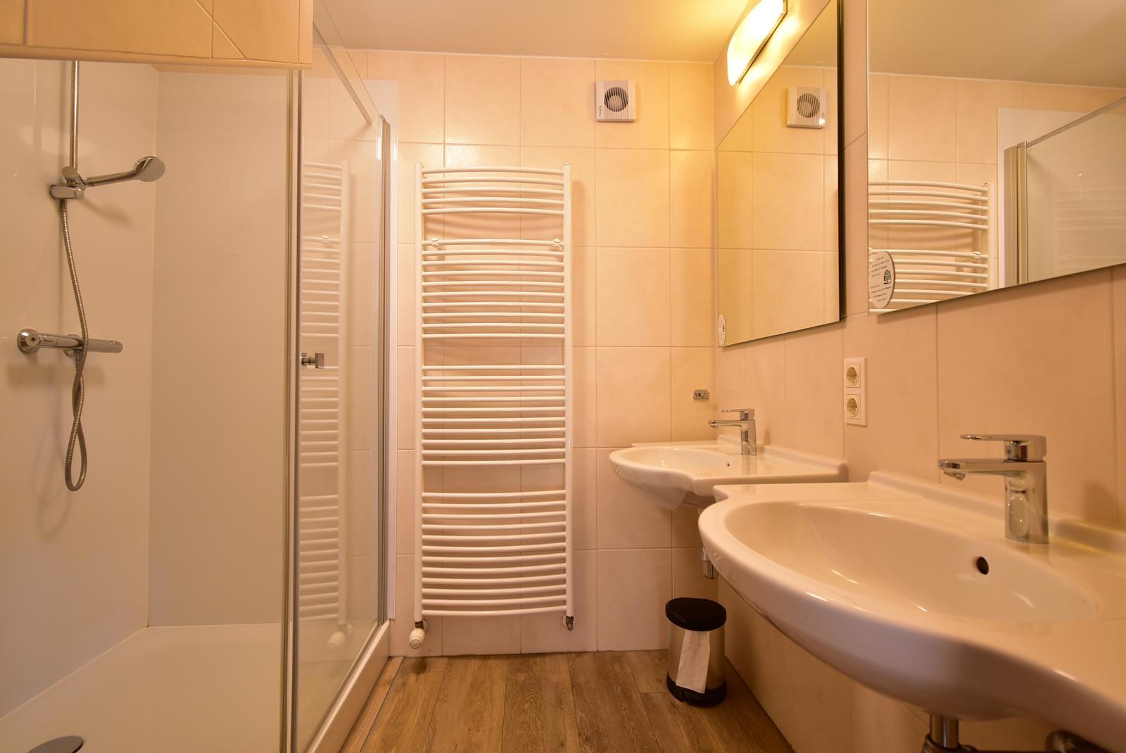 kaufen-freistehendes-ferienhaus-cochem-badezimmer-doppelwaschbecken-und-dusche-recreatieadviseur-vakantiehuistekoop-nl.jpg