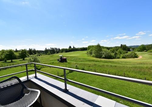 kaufen-freistehendes-ferienhaus-cochem-ausblick-balkon-und-golfplatz-recreatieadviseurs-vakantiehuistekoop-nl.jpg