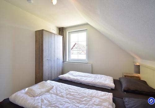 kaufen-freistehendes-ferienhaus-cochem-fuenftes-schlafzimmer-kleiderschrank-und-fenster-recreatieadviseurs-vakantiehuistekoop-nl.jpg