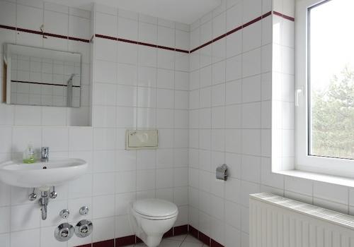 Bad mit WC und Fenster