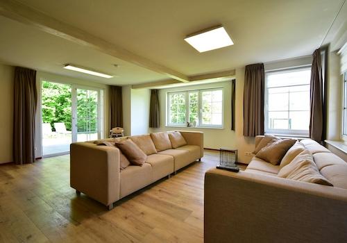 kaufen-freistehendes-ferienhaus-cochem-wohnzimmer-komfort-und-ambiente-recreatieadviseurs-vakantiehuistekoop-nl.jpg