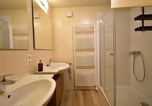 kaufen-freistehendes-ferienhaus-cochem-badezimmer-doppelwaschbecken-und-dusche-recreatieadviseurs-vakantiehuistekoop-nl.jpg