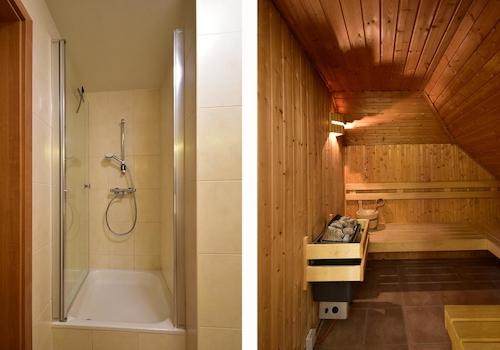 kaufen-freistehendes-ferienhaus-cochem-badezimmer-dusche-und-finnische-sauna-recreatieadviseurs-vakantiehuistekoop-nl.jpg