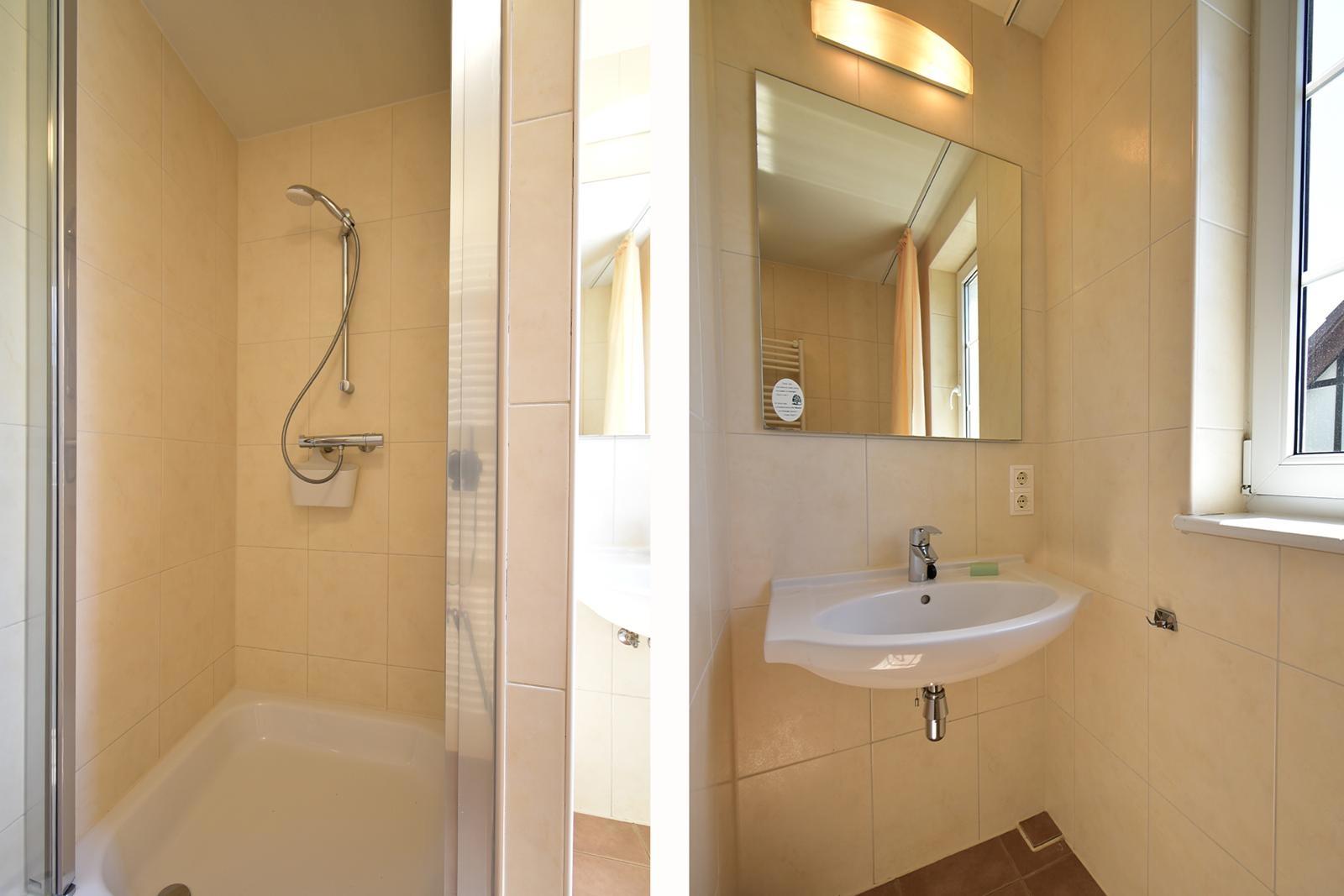 kaufen-freistehendes-ferienhaus-cochem-viertes-badezimmer-dusche-und-waschbecken-recreatieadviseurs-vakantiehuistekoop-nl.jpg