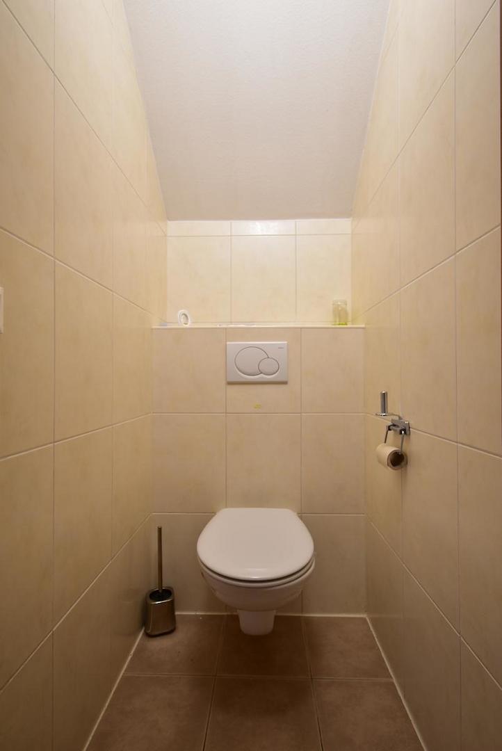 kaufen-freistehendes-ferienhaus-cochem-zweite-toilette-obergeschoss-recreatieadviseurs-vakantiehuistekoop-nl.jpg