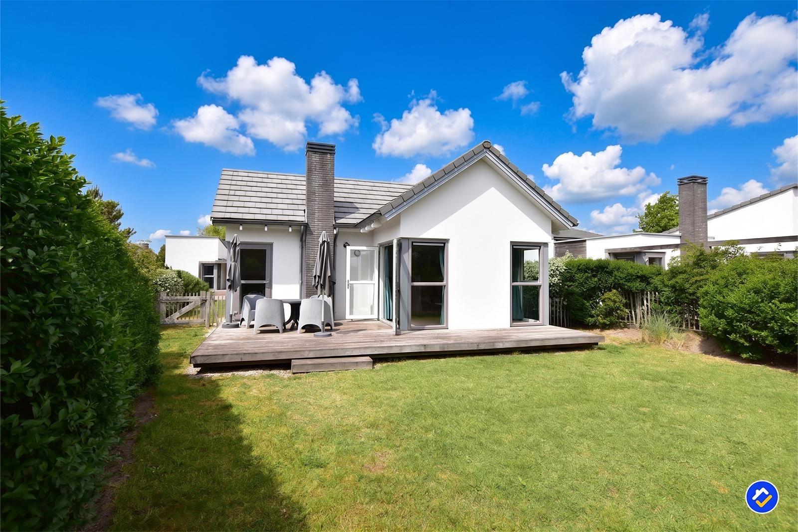 kaufen-freistehendes-ferienhaus-ouddorp-rueckseite-hauptfoto-garten-und-terrasse-recreatieadviseurs-vakantiehuistekoop-nl.jpg