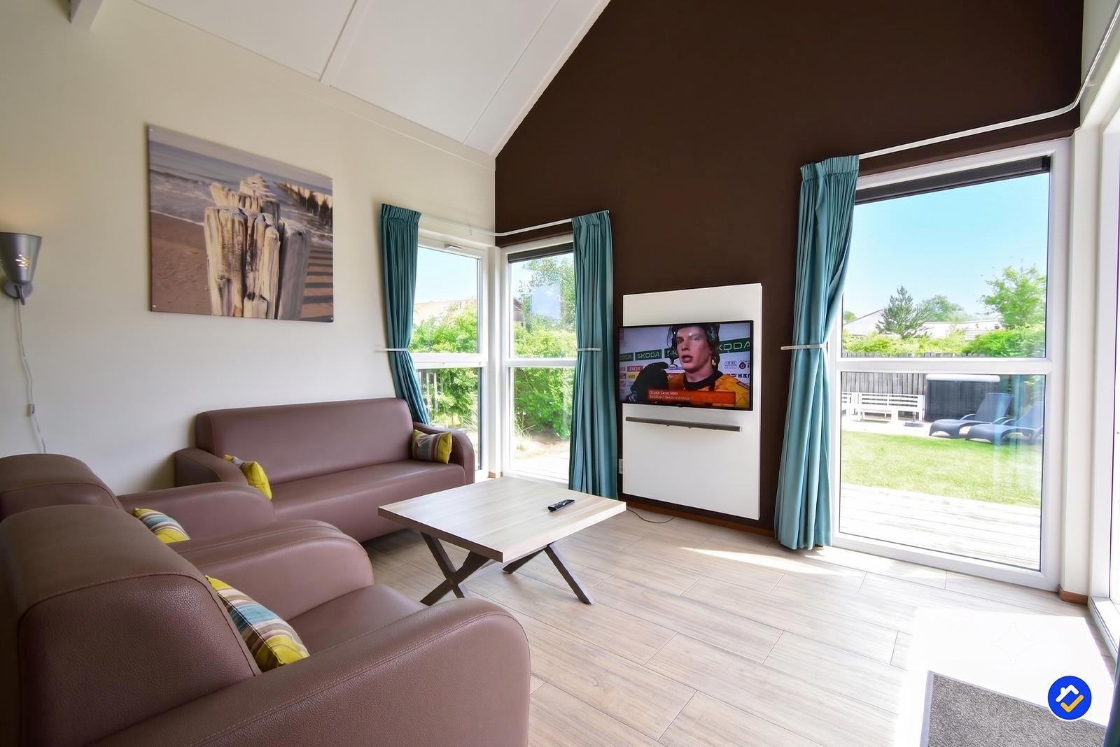 kaufen-freistehendes-ferienhaus-ouddorp-wohnzimmer-mit-gartenblick-und-hoher-decke-recreatieadviseurs-vakantiehuistekoop-nl.jpg