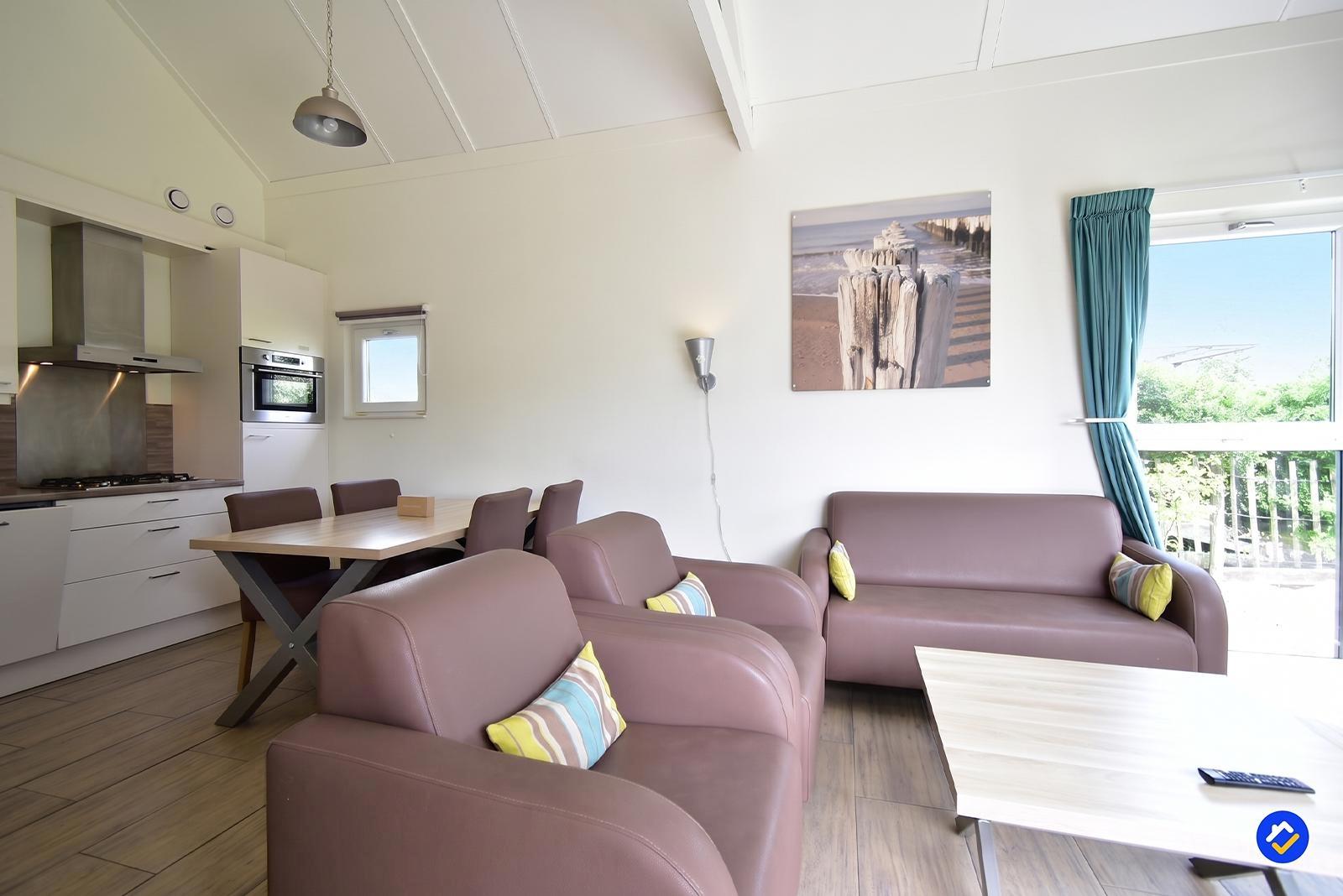 kaufen-freistehendes-ferienhaus-ouddorp-wohnzimmer-mit-kueche-und-esstisch-komfortabel-recreatieadviseurs-vakantiehuistekoop-nl.jpg