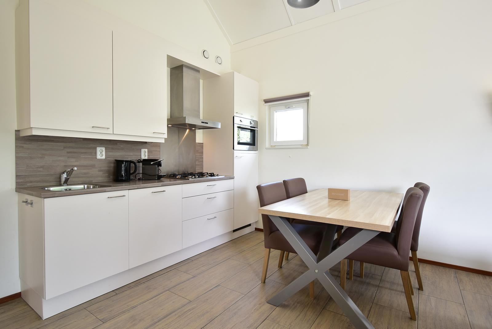 kaufen-freistehendes-ferienhaus-ouddorp-kueche-mit-esstisch-praktische-aufteilung-recreatieadviseurs-vakantiehuistekoop-nl.jpg