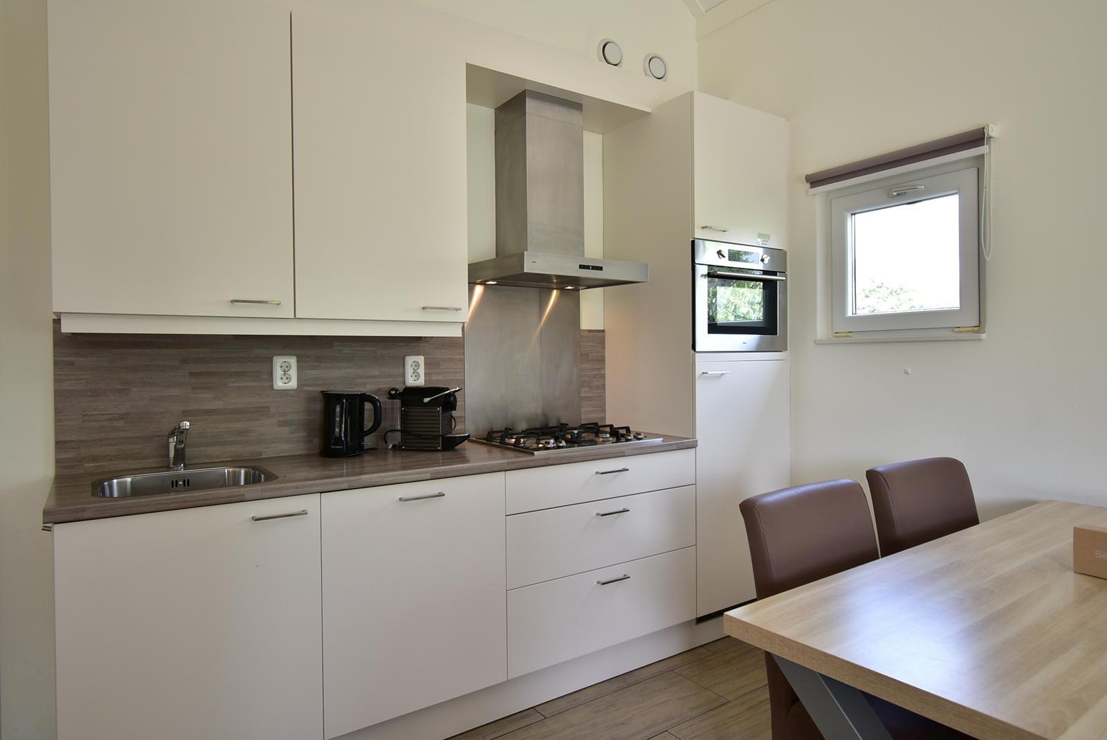 kaufen-freistehendes-ferienhaus-ouddorp-moderne-offene-kueche-und-einbaugeraete-recreatieadviseurs-vakantiehuistekoop-nl.jpg