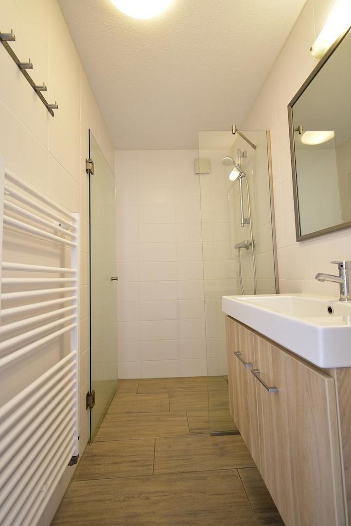 kaufen-freistehendes-ferienhaus-ouddorp-badezimmer-2-en-suite-mit-bodengleicher-dusche-recreatieadviseurs-vakantiehuistekoop-nl.jpg