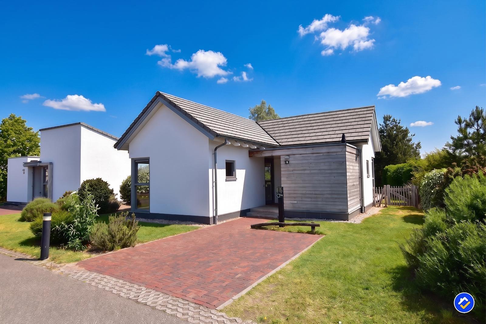 kaufen-freistehendes-ferienhaus-ouddorp-vorderseite-ladestation-und-zwei-parkplaetze-recreatieadviseurs-vakantiehuistekoop-nl.jpg