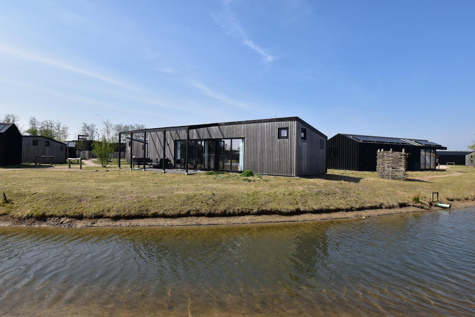 kaufen-freistehendes-ferienhaus-zwartewaal-aussenansicht-wasserlage-recreatieadviseurs-vakantiehuistekoop-nl.jpg