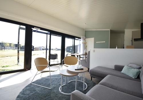 kaufen-freistehendes-ferienhaus-zwartewaal-wohnzimmer-interieur-lichtdurchflutet-recreatieadviseurs-vakantiehuistekoop-nl.jpg