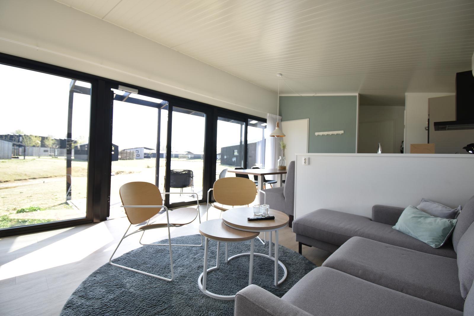 kaufen-freistehendes-ferienhaus-zwartewaal-wohnzimmer-interieur-lichtdurchflutet-recreatieadviseurs-vakantiehuistekoop-nl.jpg