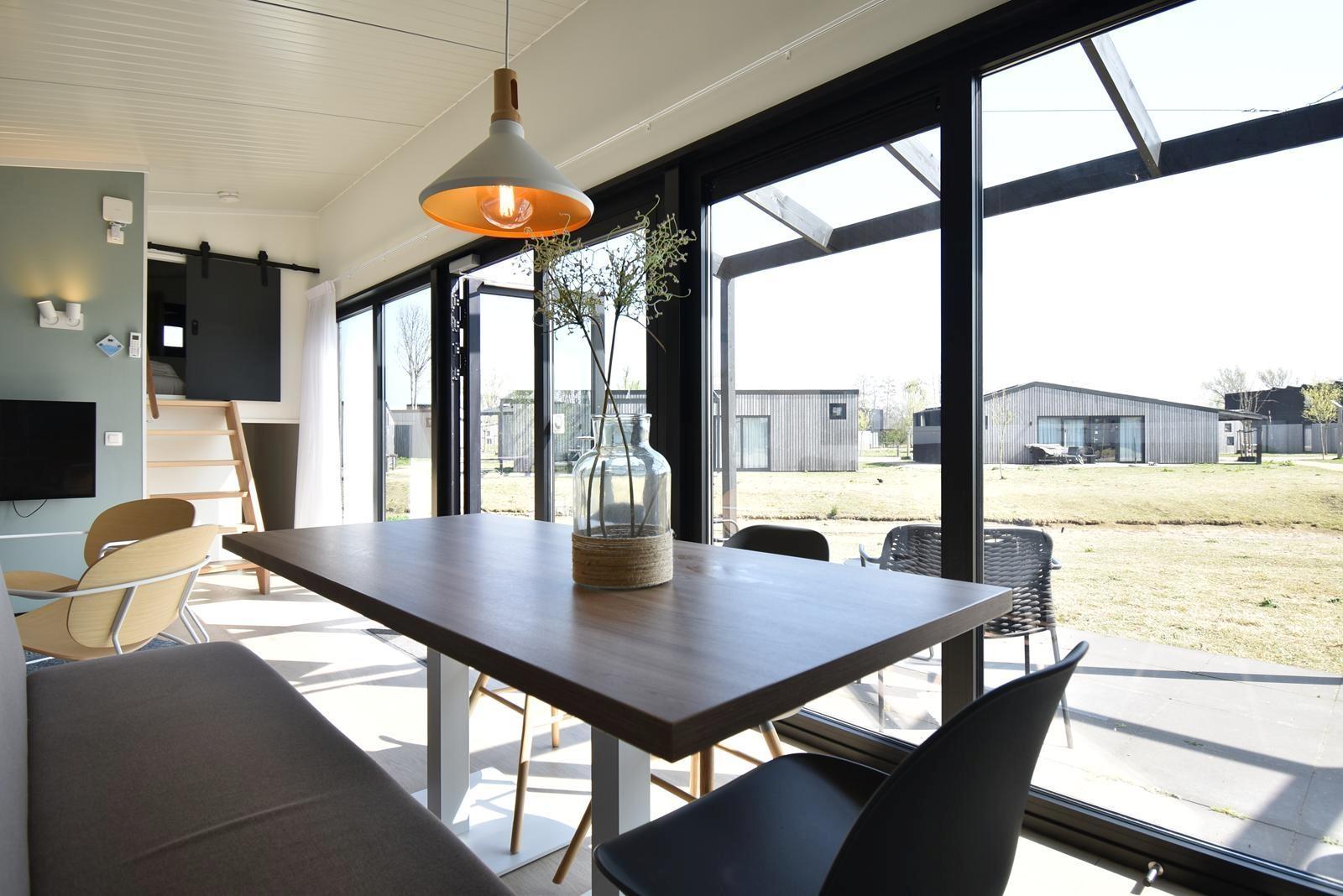 kaufen-freistehendes-ferienhaus-zwartewaal-wohnzimmer-essbereich-lichtdurchflutet-recreatieadviseurs-vakantiehuistekoop-nl.jpg