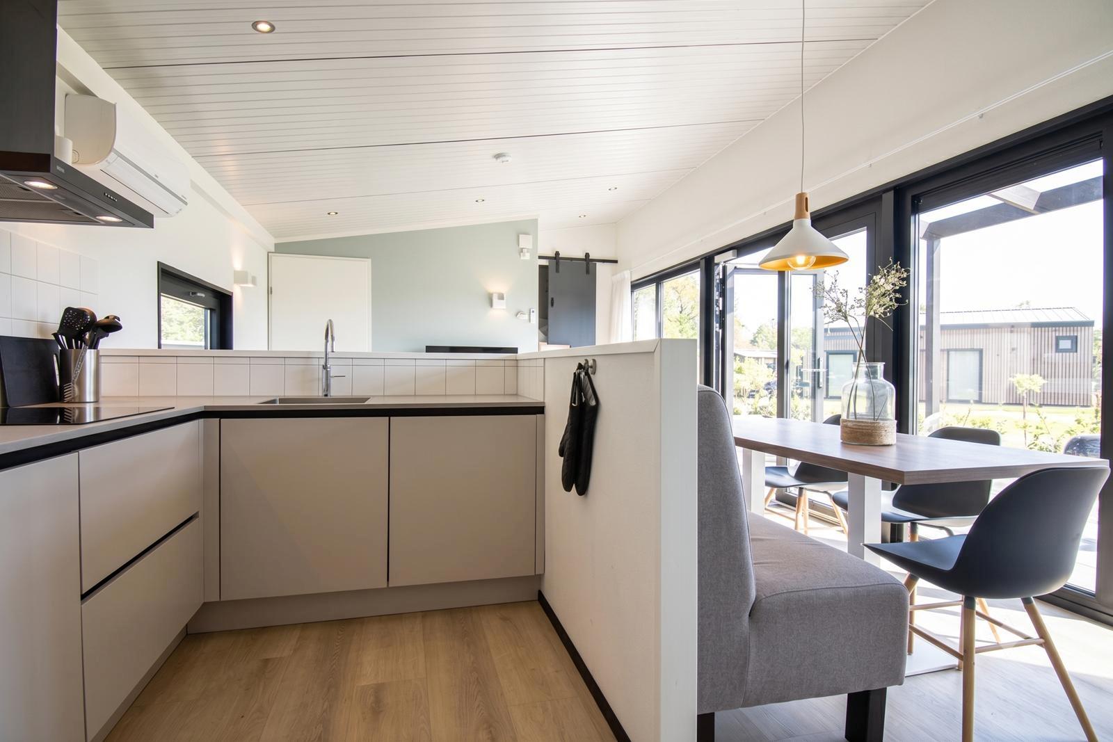 kaufen-freistehendes-ferienhaus-zwartewaal-kueche-einbaugeraete-recreatieadviseurs-vakantiehuistekoop-nl.jpg