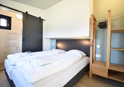kaufen-freistehendes-ferienhaus-zwartewaal-schlafzimmer-badezimmer-en-suite-recreatieadviseurs-vakantiehuistekoop-nl.jpg