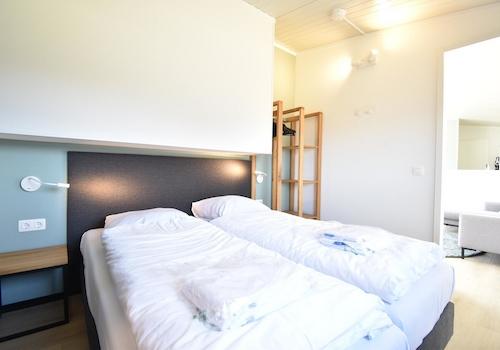 kaufen-freistehendes-ferienhaus-zwartewaal-hauptschlafzimmer-komfortables-bett-recreatieadviseurs-vakantiehuistekoop-nl.jpg