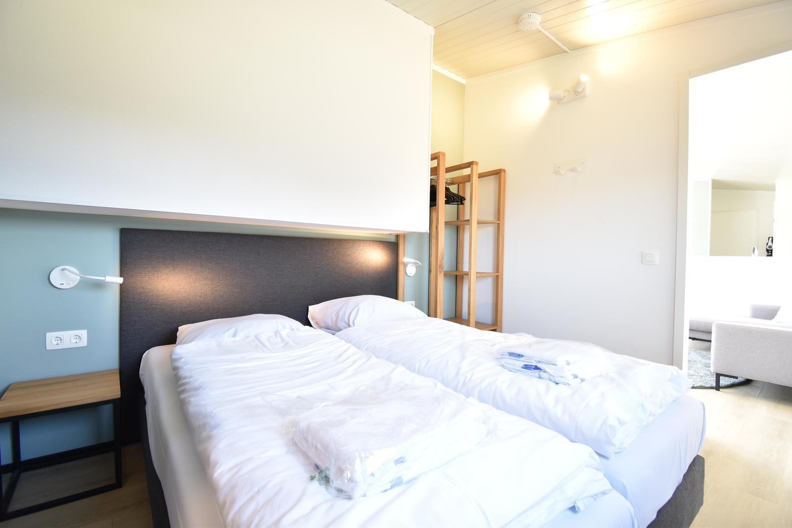 kaufen-freistehendes-ferienhaus-zwartewaal-hauptschlafzimmer-komfortables-bett-recreatieadviseurs-vakantiehuistekoop-nl.jpg