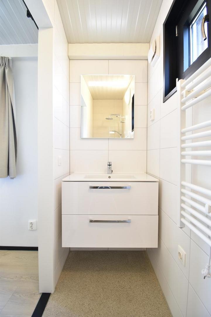 kaufen-freistehendes-ferienhaus-zwartewaal-badezimmer-en-suite-waschtisch-recreatieadviseurs-vakantiehuistekoop-nl.jpg