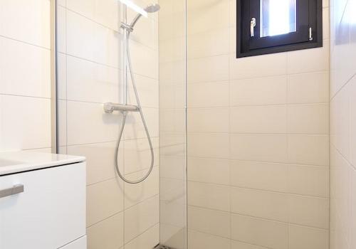 kaufen-freistehendes-ferienhaus-zwartewaal-zweites-badezimmer-ebenerdige-dusche-recreatieadviseurs-vakantiehuistekoop-nl.jpg