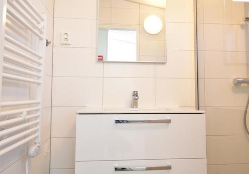 kaufen-freistehendes-ferienhaus-zwartewaal-zweites-badezimmer-waschtisch-recreatieadviseurs-vakantiehuistekoop-nl.jpg