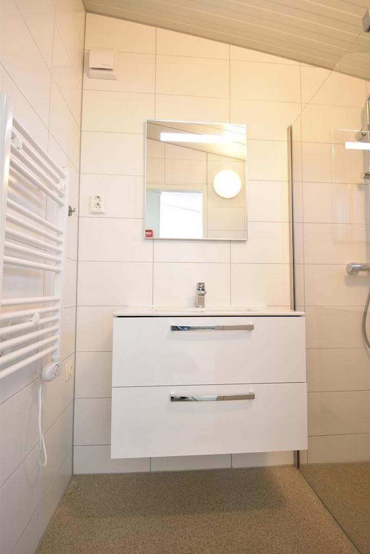 kaufen-freistehendes-ferienhaus-zwartewaal-zweites-badezimmer-waschtisch-recreatieadviseurs-vakantiehuistekoop-nl.jpg